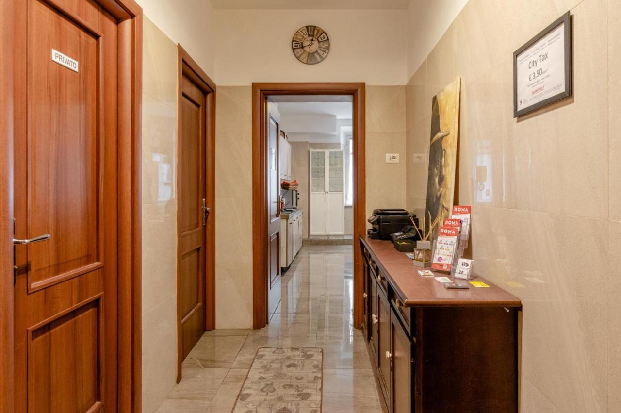 4-Bdr Apt Among Colosseum&Termini 10-People Apartment Рим Екстериор снимка