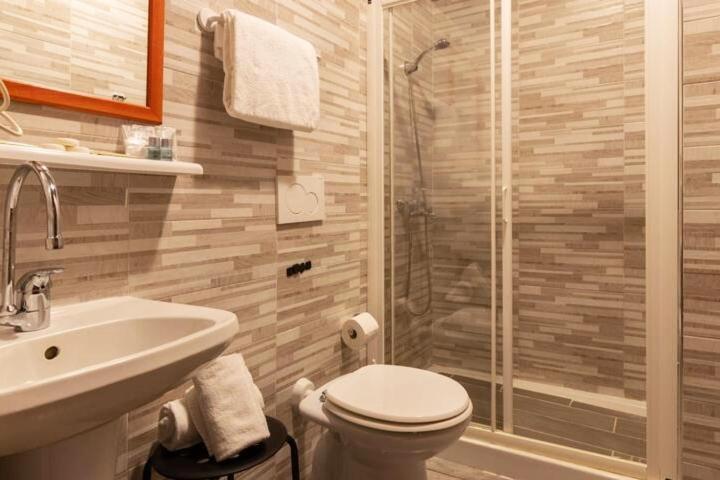 4-Bdr Apt Among Colosseum&Termini 10-People Apartment Рим Екстериор снимка